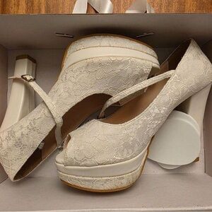 Elegant Lace Peep-Toe Platform Heels